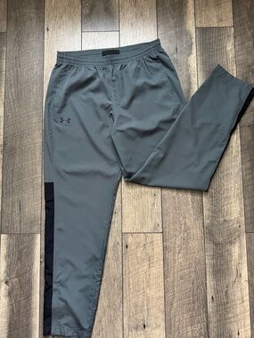 Under Armour Men's Slate Gray Jogger Pants with Black Side Panel.
